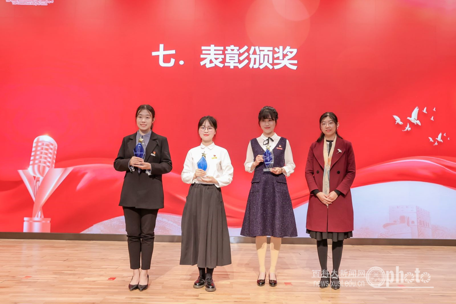 最佳人气奖 权颖庆 左2.jpg