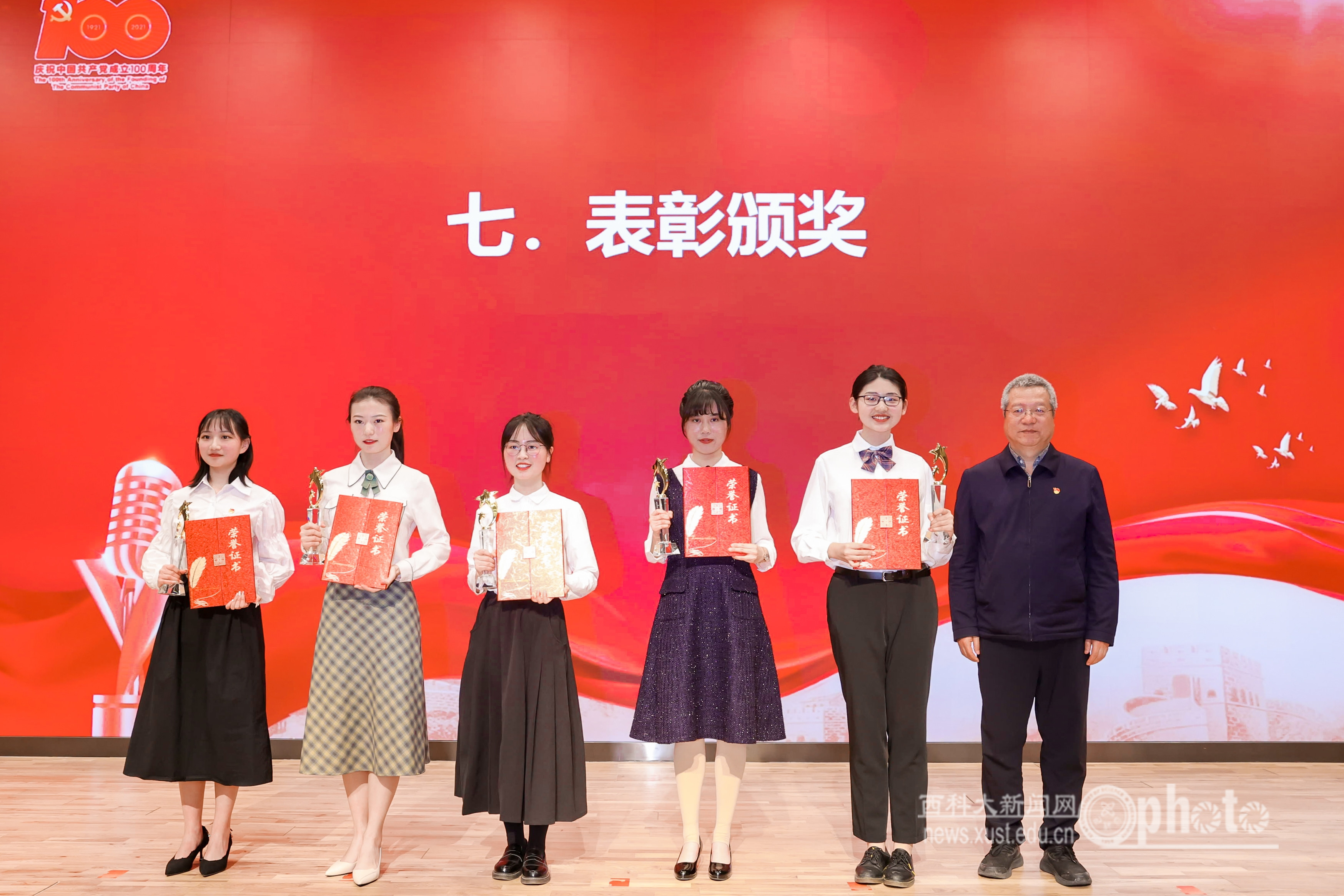 权颖庆 二等奖 左三.JPG